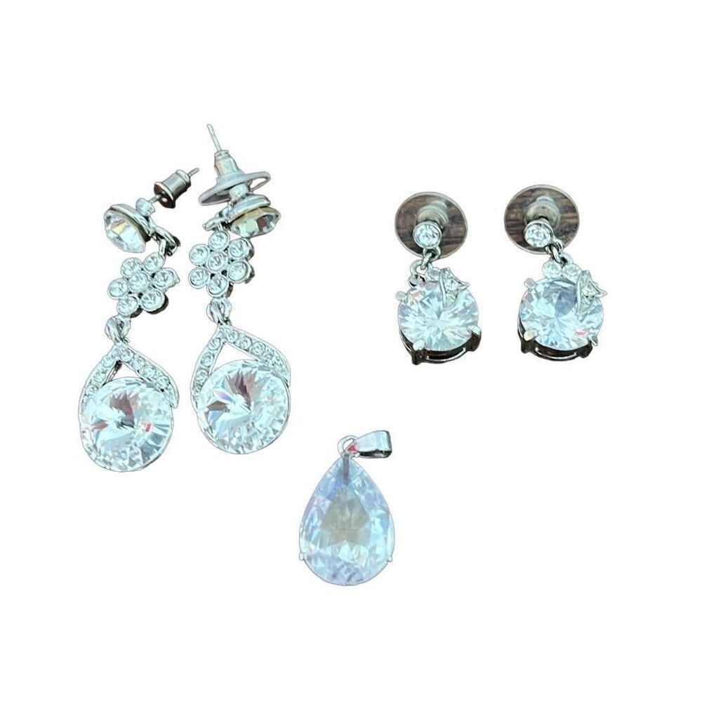 Lot of 2 pairs earrings and pendant